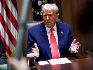 Hindari Perang Dagang, Trump Bebaskan Barang Elektronik China dari Tarif Impor Tinggi