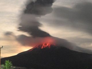 Meletus 13 Kali, Gunung Lewotobi Laki-Laki di NTT Keluarkan Suara Dentuman Keras