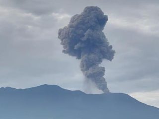 Erupsi 3 Hari Beruntun, Gunung Marapi Keluarkan Kolom Abu Setinggi 1,5 Km