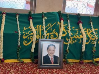 Keluarga Salatkan Jenazah Ray Sahetapy di Masjid Istiqlal