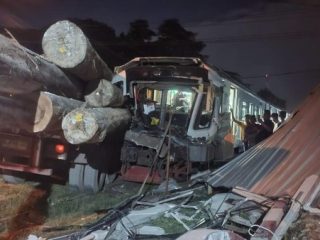 Truk Angkut Kayu Tabrak Kereta Api di Gresik, Asisten Masinis Tewas