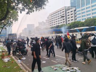 Demo May Day di Gedung DPR Ricuh, 13 Orang Ditangkap Aparat Kepolisian