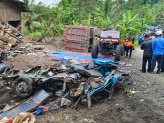 Truk Tabrak Angkot dan Rumah di Purworejo, 11 Orang Tewas–6 Lainnya Luka-Luka