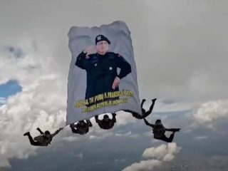 Peringati Hari Bhayangkara, Personel Polri Bentangkan Bendera Prabowo di Langit Monas