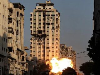 Israel Bom Gedung "Menara Mekkah" di Kota Gaza Palestina