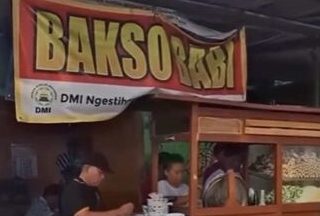 Viral Warung Bakso Babi Berspanduk Dewan Masjid Indonesia