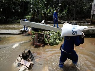 5 RT di Jatipadang Terendam Banjir Gegara Tanggul Baswedan Jebol