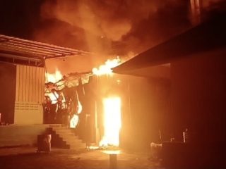 Gudang Paket di Cakung Jaktim Terbakar, Diduga Korsleting Listrik