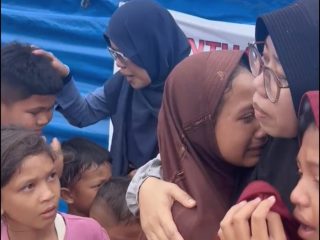 Pelepasan Guru Relawan di Sekumur Diwarnai Isak Tangis: "Jangan Pergi, Bu Guru..."