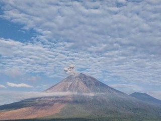 Erupsi 3 Kali, Gunung Semeru Keluarkan Awan Panas Setinggi 900 Meter