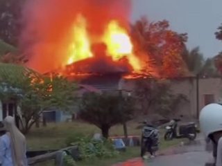 Rumah Terduga Bandar Narkoba di Madina Sumut Dibakar Massa