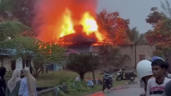 Rumah Terduga Bandar Narkoba di Madina Sumut Dibakar Massa