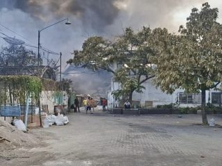 Sudah 13 Jam, Kebakaran Pabrik Swallow di Medan Belum Padam