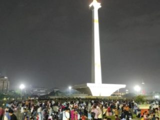 Diguyur Hujan, Warga Jakarta Tetap Antusias Sambut Pergantian Tahun di Monas-HI