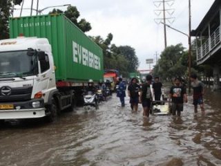 BPBD Sebut Jakarta Masih Dikepung Banjir, 90 RT dan 9 Ruas Jalan Tergenang