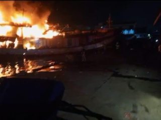 17 Mobil Damkar Turun Padamkan Kebakaran Kapal di Penjaringan Jakut