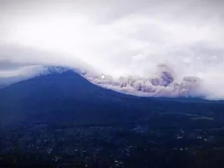 Gunung Semeru Kembali Meletus, Kolom Abu Mencapai 3 Km di Atas Puncak