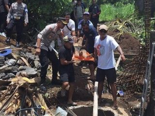 3 Pekerja Proyek di Gianyar Tertimbun Longsor. 1 Orang Tewas