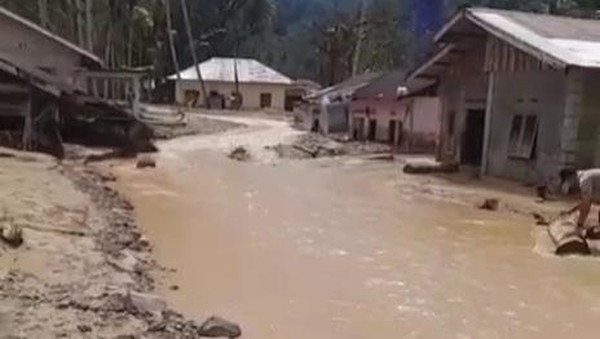 Tapteng Kembali Dilanda Banjir dan Longsor, 2 Jembatan Hanyut