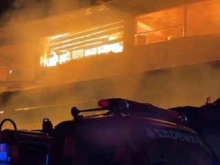 Kebakaran Landa Pasar Rebo Purwakarta, Puluhan Kios Hangus Terbakar