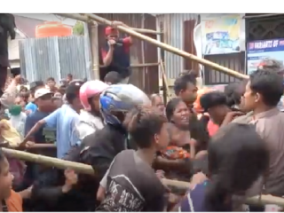 Viral Pembagian Zakat di Gresik Berakhir Ricuh