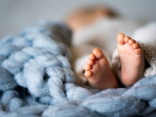 Guru Temukan Bayi Terbungkus Selimut di Depan Sekolah Jaksel