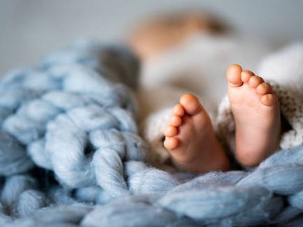 Guru Temukan Bayi Terbungkus Selimut di Depan Sekolah Jaksel