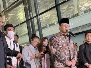 Menlu Sugiono Terima 22 WNI yang Dievakuasi dari Iran