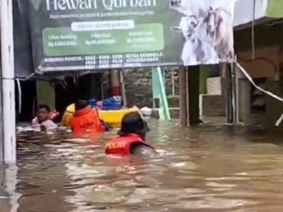 Kebon Pala Jaktim Dilanda Banjir, Ketinggian Capai 1,75 Meter