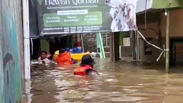 Kebon Pala Jaktim Dilanda Banjir, Ketinggian Capai 1,75 Meter