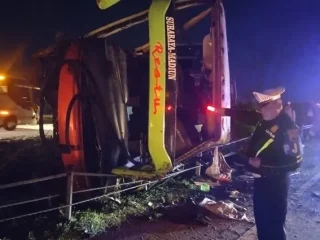 Bus Restu Terguling di Tol Jombang-Mojokerto, 1 Orang Tewas dan Belasan Luka Berat
