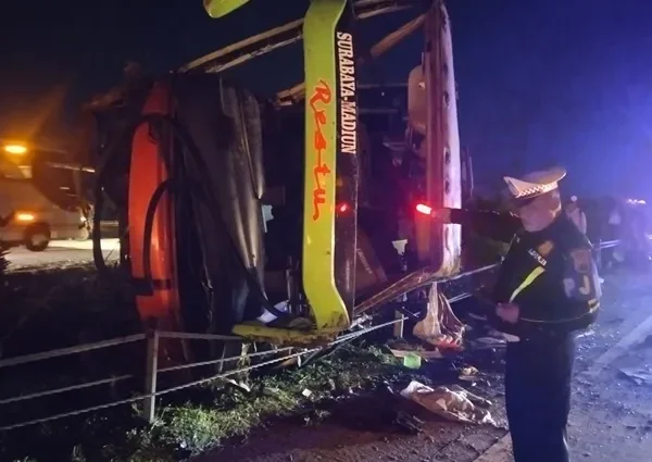 Bus Restu Terguling di Tol Jombang-Mojokerto, 1 Orang Tewas dan Belasan Luka Berat