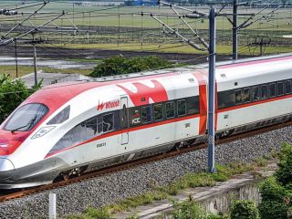 Perjalanan Kereta Terlambat Gegara Penumpang Tahan Pintu Whoosh