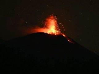 Gunung Ile Lewotolok Meletus Semalaman, Lava Mengalir 200 Meter