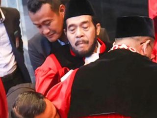 'Paman' Usman Mendadak Pingsan di Gedung MK, Terjadi Usai Prosesi Wisuda Purnabakti