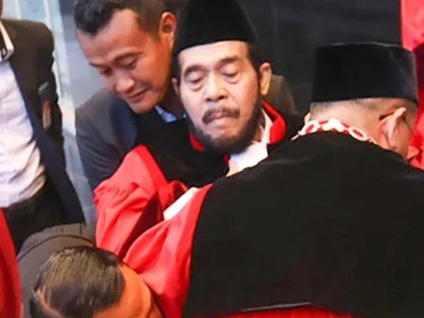 'Paman' Usman Mendadak Pingsan di Gedung MK, Terjadi Usai Prosesi Wisuda Purnabakti