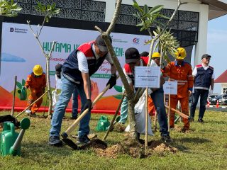 Hutama Karya Gelar Regreen Di Hari Bumi dan HUT ke-65, Siap Hijaukan Jalan Tol Kelolaan Lewat Penanaman 17.000 Pohon