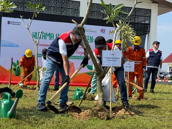 Hutama Karya Gelar Regreen Di Hari Bumi dan HUT ke-65, Siap Hijaukan Jalan Tol Kelolaan Lewat Penanaman 17.000 Pohon