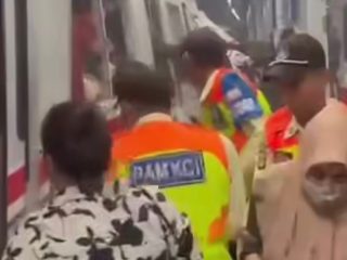Breaking News! KA Argo Bromo Tabrak KRL Cikarang Line di Stasiun Bekasi Timur