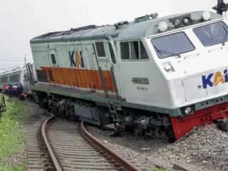 Kereta Api Bangunkarta Rute Jombang-Pasarsenen Anjlok di Bumiayu, Petugas Lakukan Evakuasi
