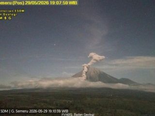 Semeru Kembali Erupsi, Muntahkan Awan Panas Setinggi 2 Kilometer dari Puncak