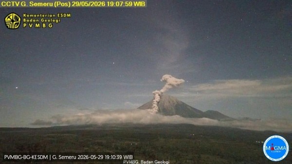 Semeru Kembali Erupsi, Muntahkan Awan Panas Setinggi 2 Kilometer dari Puncak
