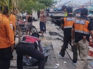 Pria Tanpa Identitas Tewas Mengambang di Celah Kapal Pelabuhan Benoa