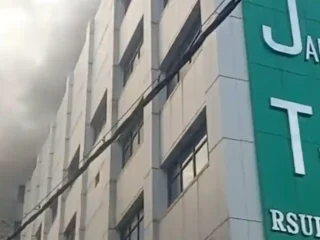 Gedung PPJT RSUD dr Soetomo Terbakar, 1 Pasien Meninggal Dunia