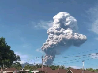 Gunung Dukono Meletus, Muntahkan Abu Setinggi 10 Km