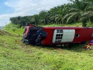 Bus Halmahera Terguling di JMKT Sergai, 4 Penumpang Tewas