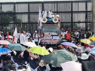 Guru Madrasah Swasta Demo di Gedung DPR, Tuntut Kesetaraan dengan ASN