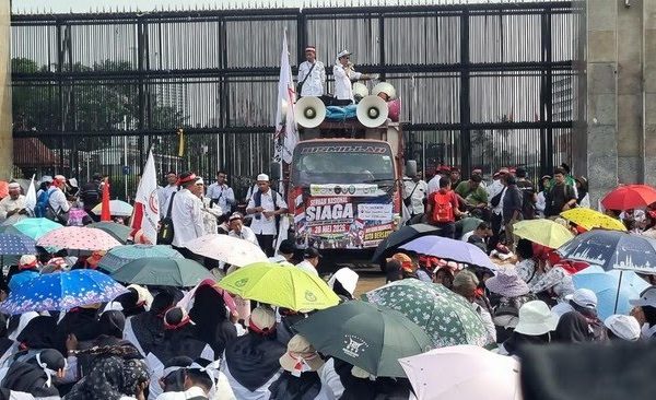 Guru Madrasah Swasta Demo di Gedung DPR, Tuntut Kesetaraan dengan ASN