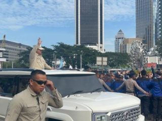 Hadiri May Day di Monas, Prabowo Sapa dan Salami Massa Buruh