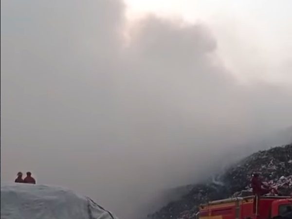 TPA Jatiwaringin Tangerang Terbakar
